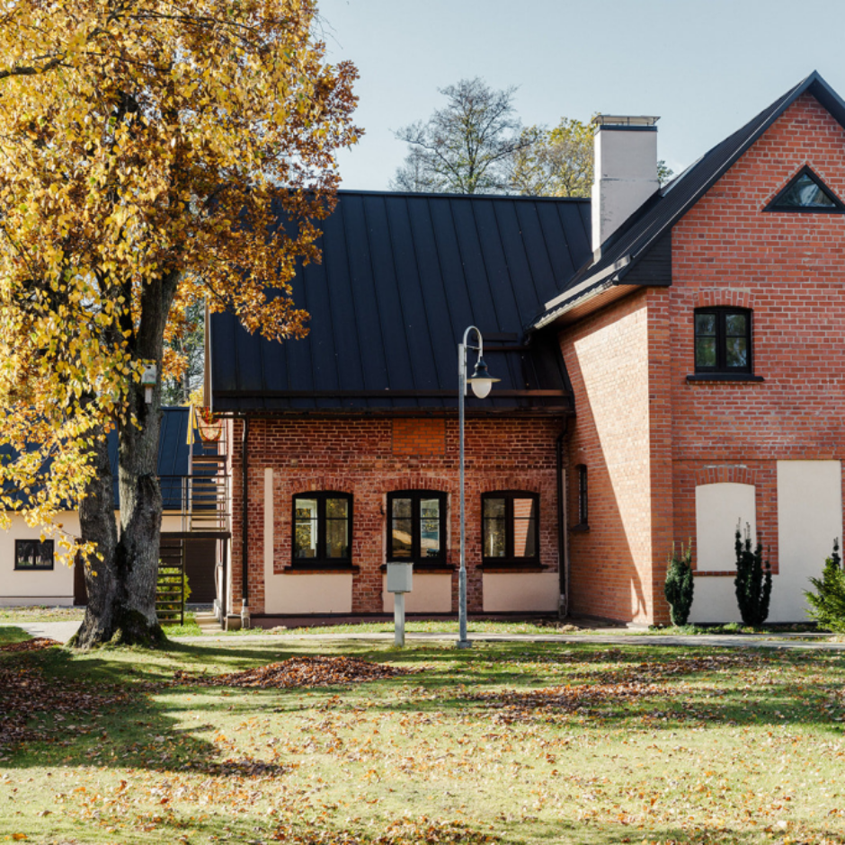 Skats uz Garozas pamatskolas ēku rudenī