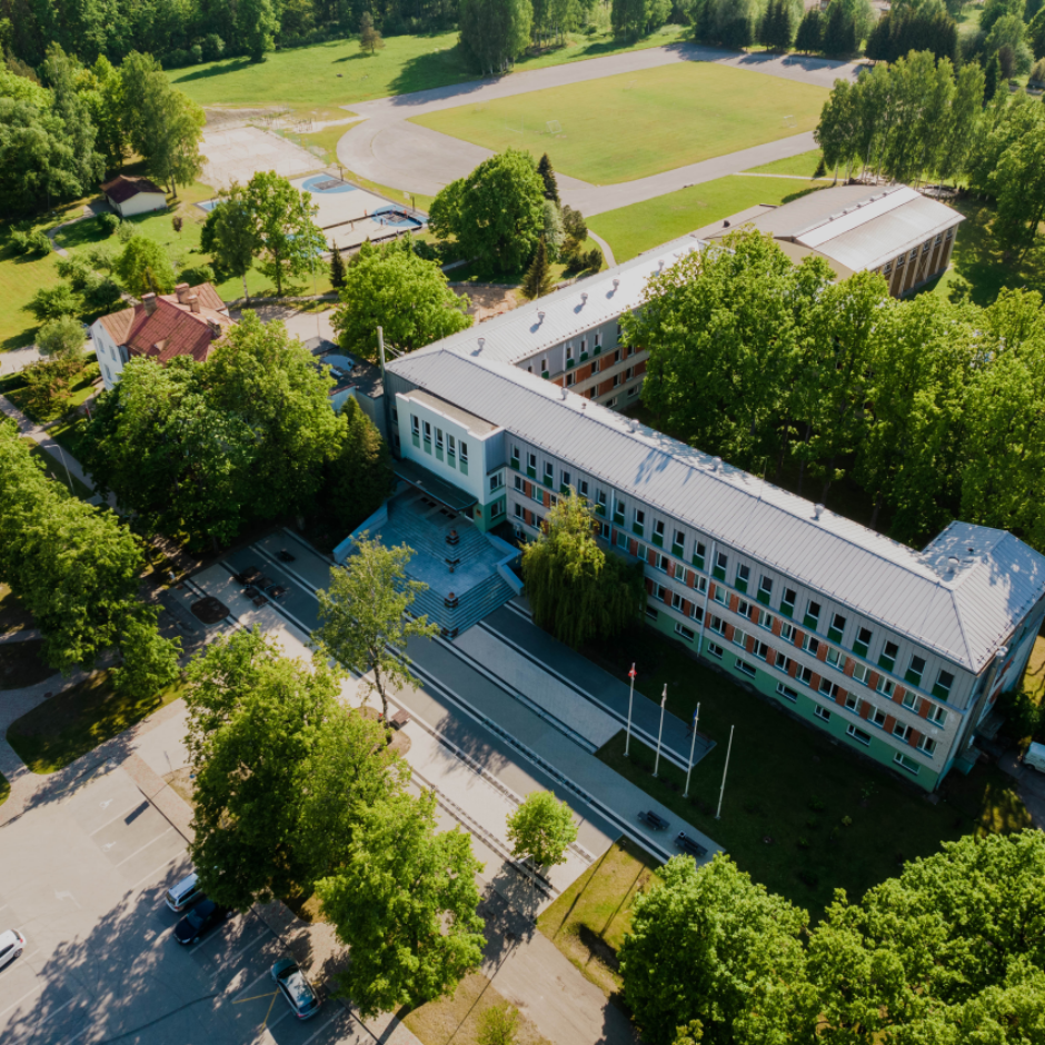 Skats uz Ozolnieku vidusskolu no augšas